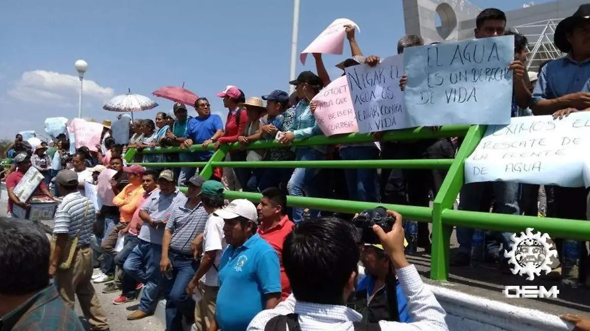 Bloqueo habitantes Apango en Chilpancingo